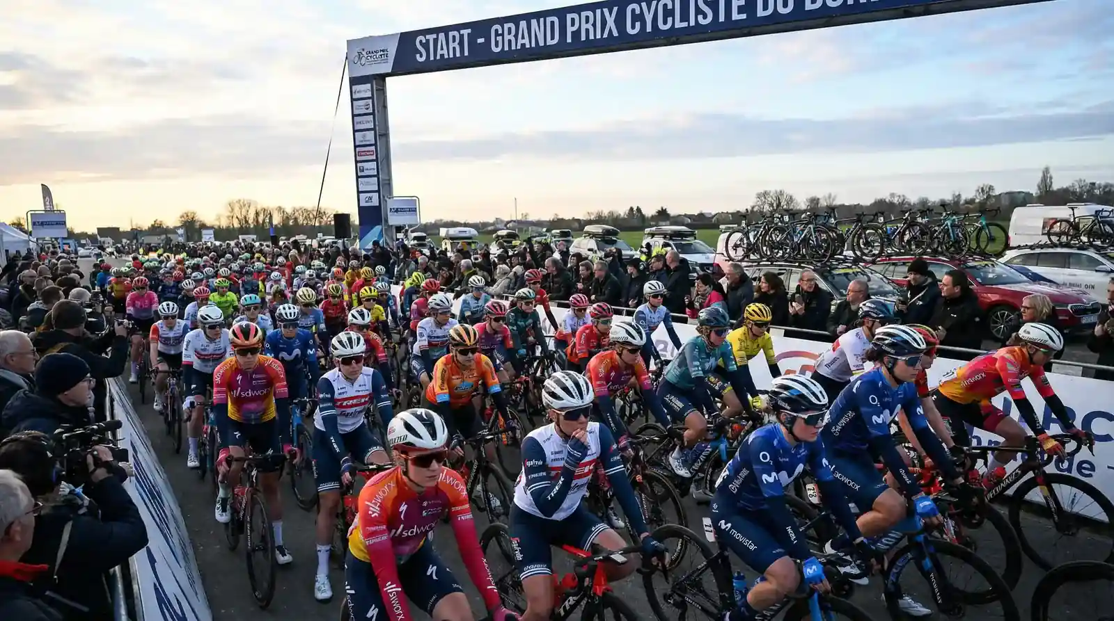 Ciclistas femeninas en la línea de salida antes del inicio de una carrera del Women's WorldTour