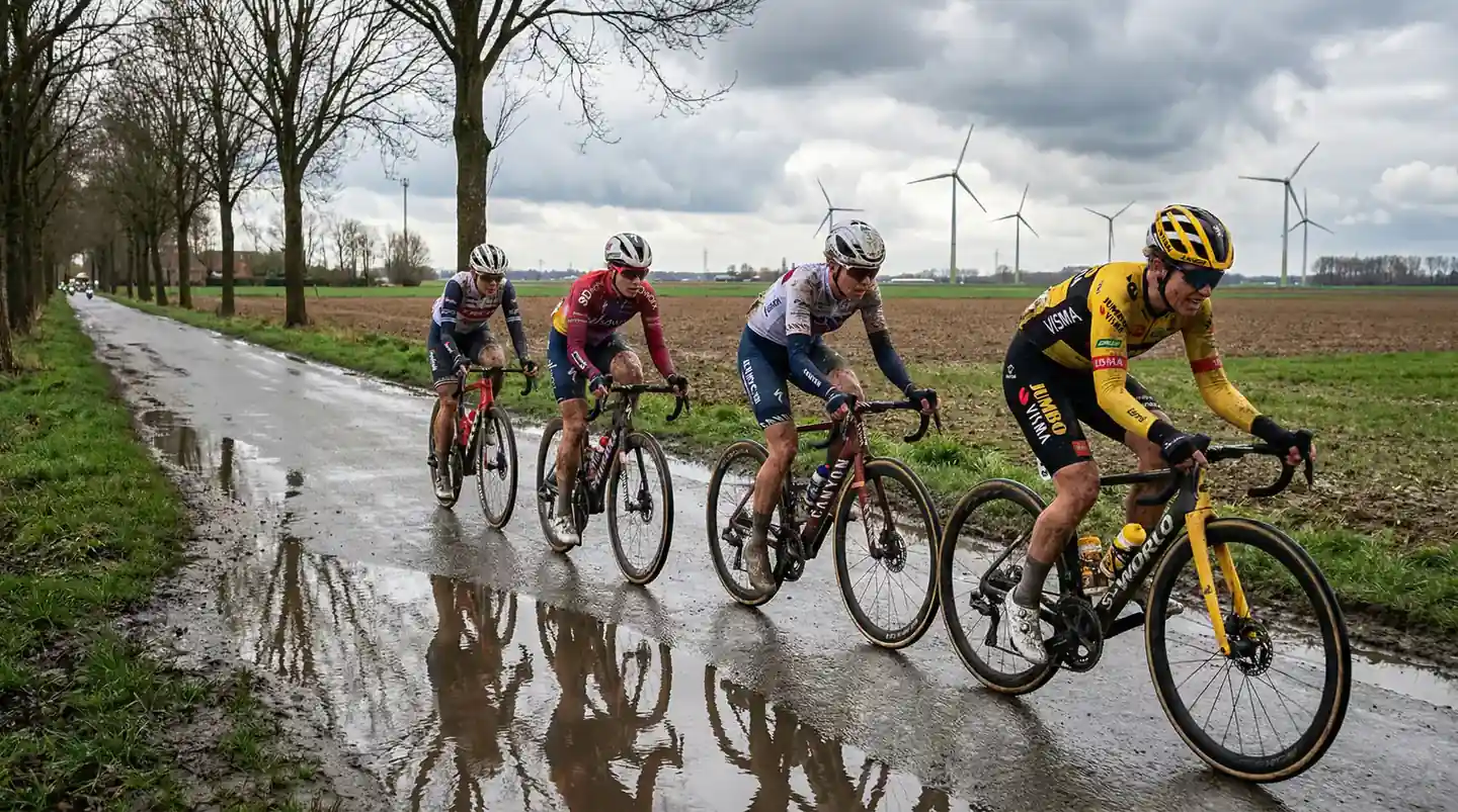 Ciclistas profesionales del Women's WorldTour durante una clásica de primavera en carreteras europeas